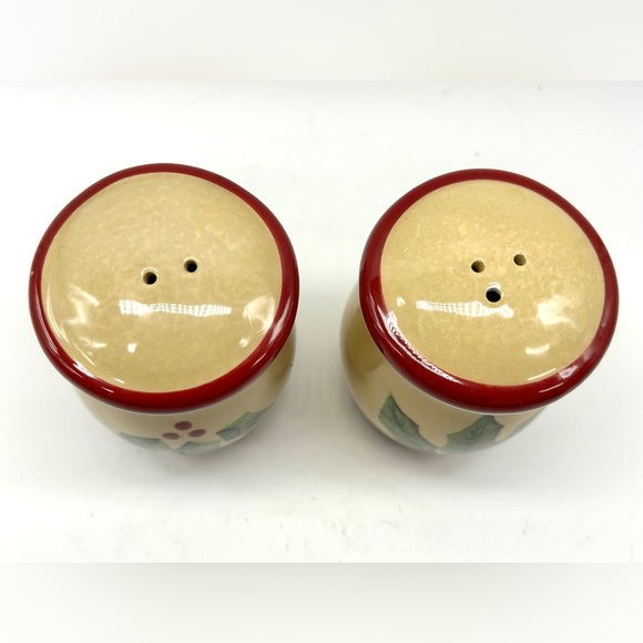 Vintage Ceramic Christmas Holly Salt and Pepper Shaker Set Yankee Candle Co - Picture 2 of 10